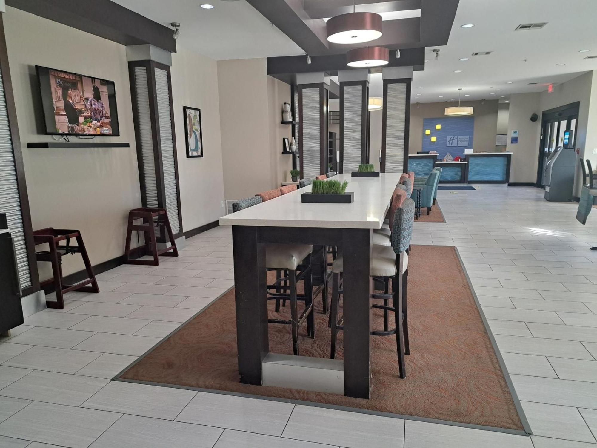Holiday Inn Express Kenedy By Ihg Esterno foto