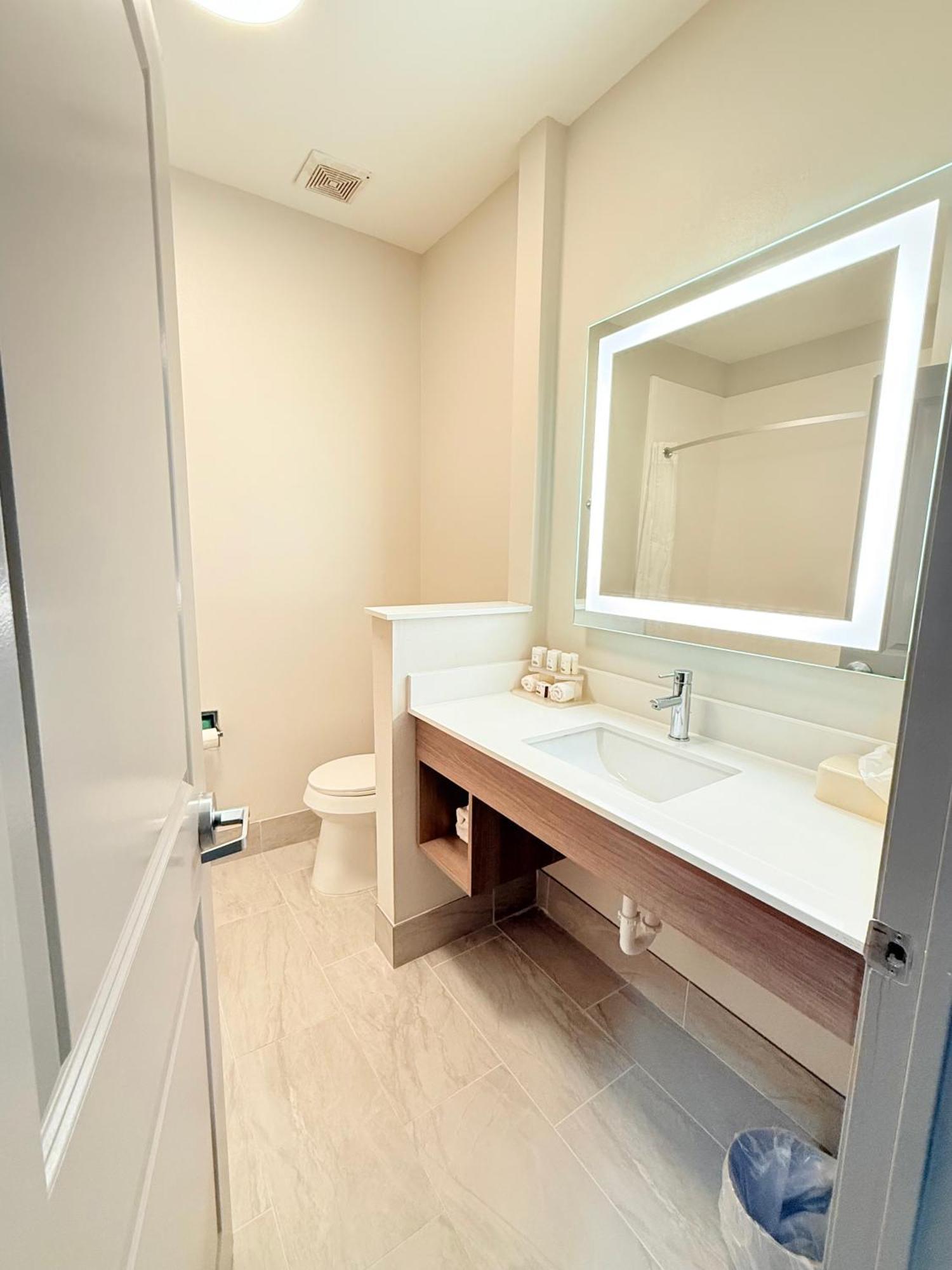 Holiday Inn Express Kenedy By Ihg Esterno foto