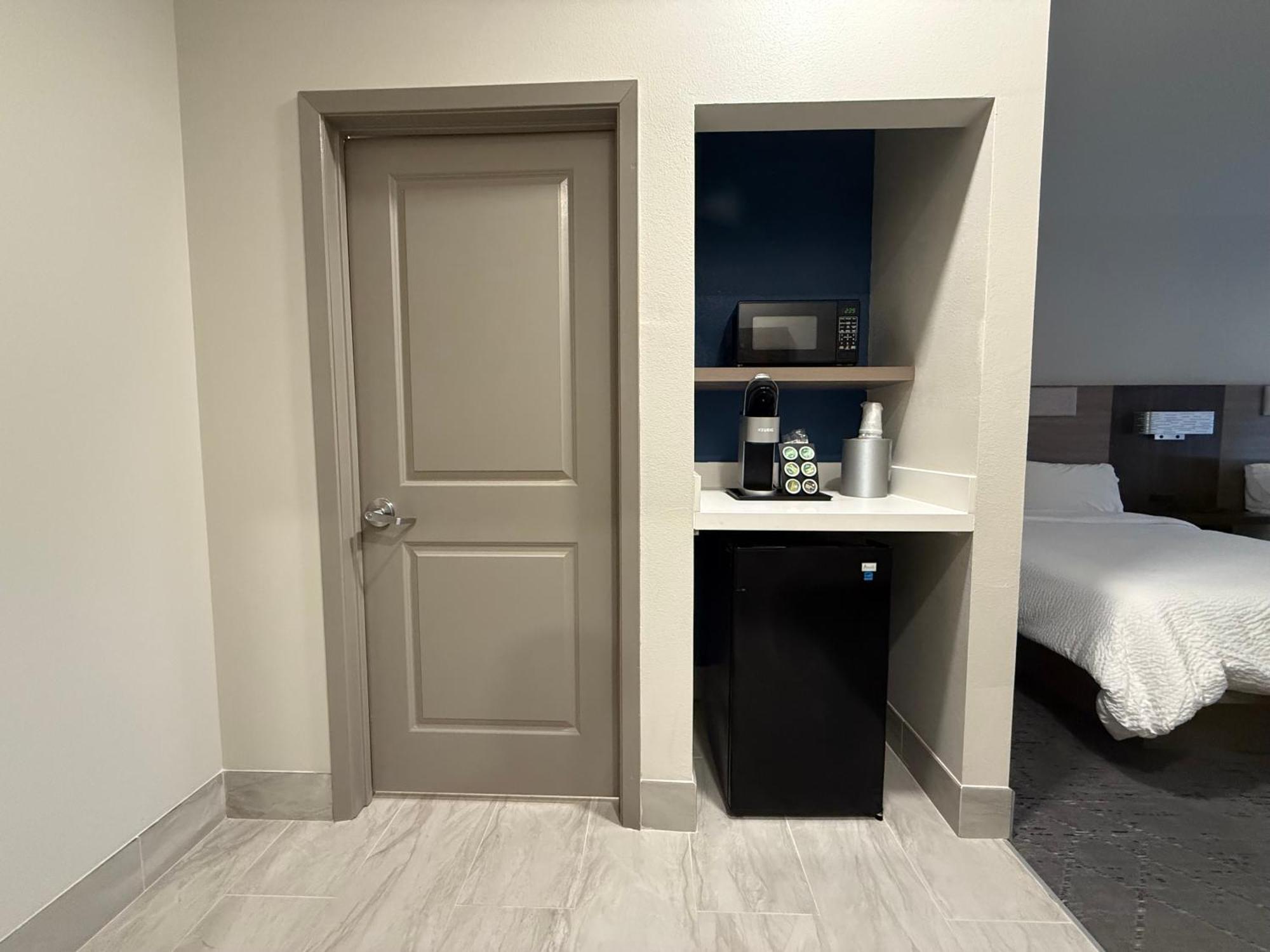 Holiday Inn Express Kenedy By Ihg Esterno foto