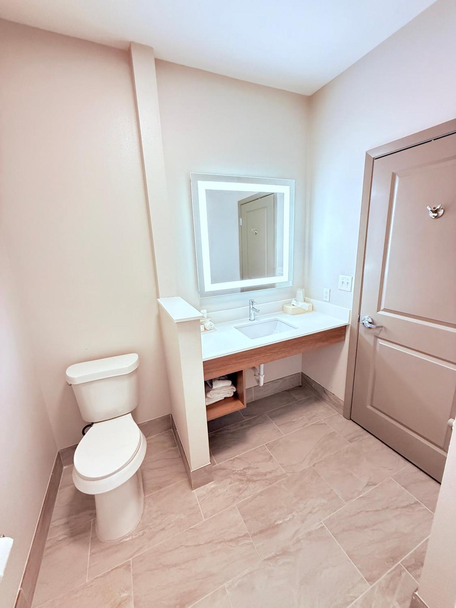 Holiday Inn Express Kenedy By Ihg Esterno foto