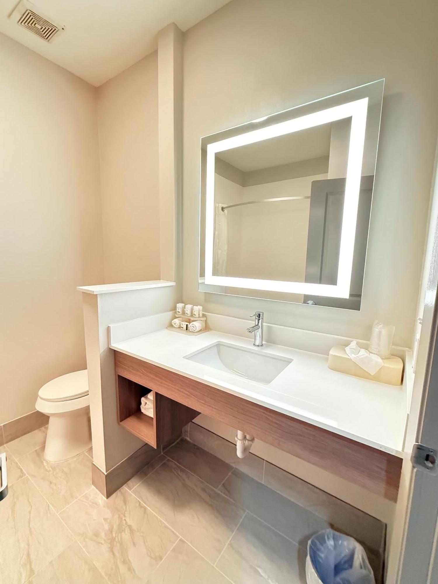 Holiday Inn Express Kenedy By Ihg Esterno foto