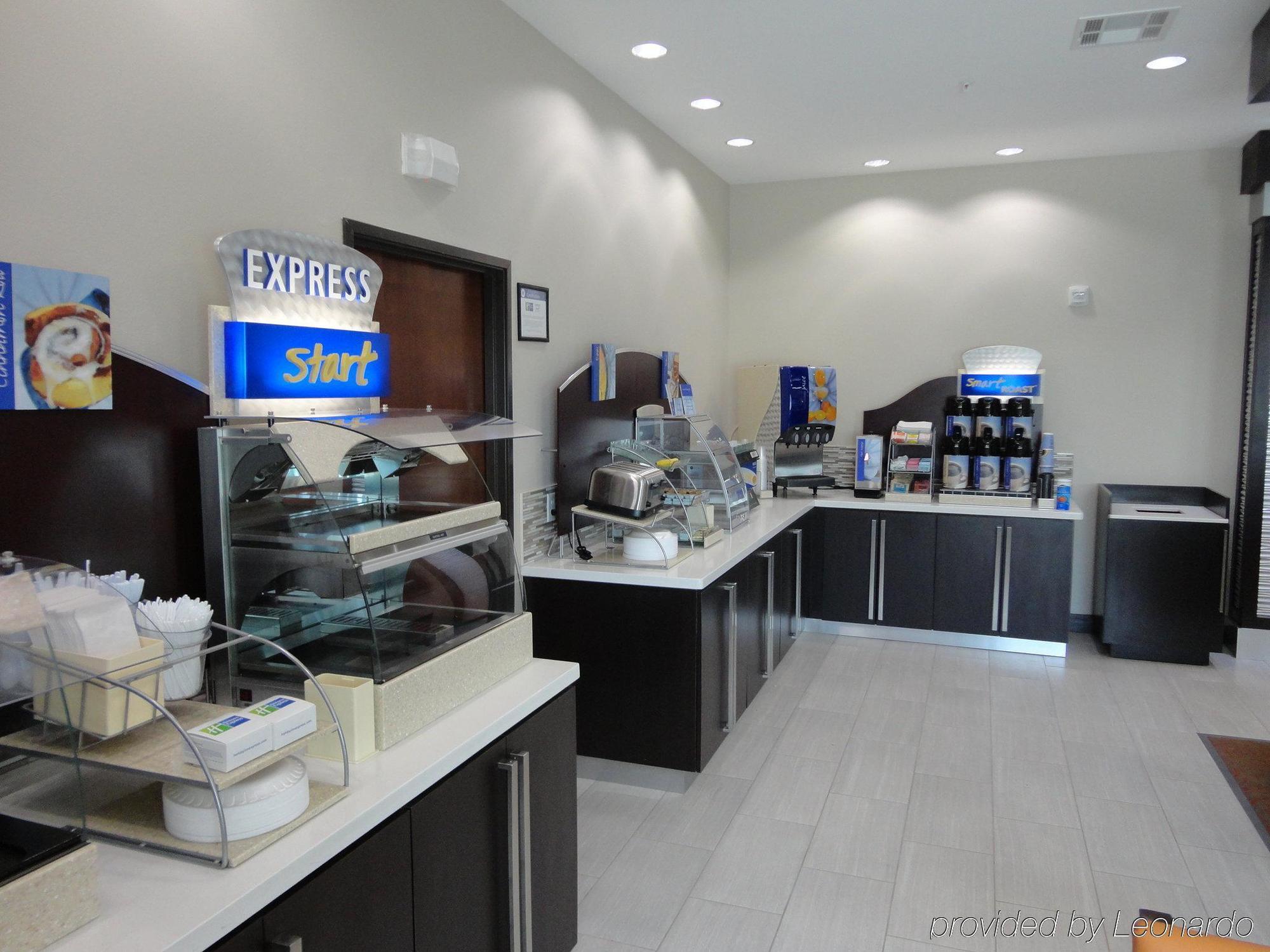 Holiday Inn Express Kenedy By Ihg Esterno foto